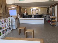 Theken- und Zeitschriftenbereich im Erdgeschoß der Bibliothek Gomaringen