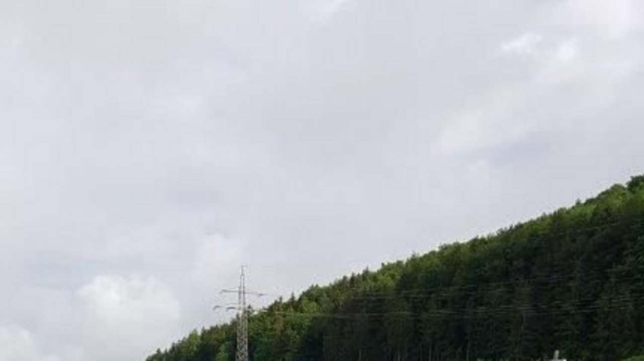 Man sieht die vom regen nasse Fahrbahn der L 385; links und rechts Wiesen; im Hintergrund ein Wald