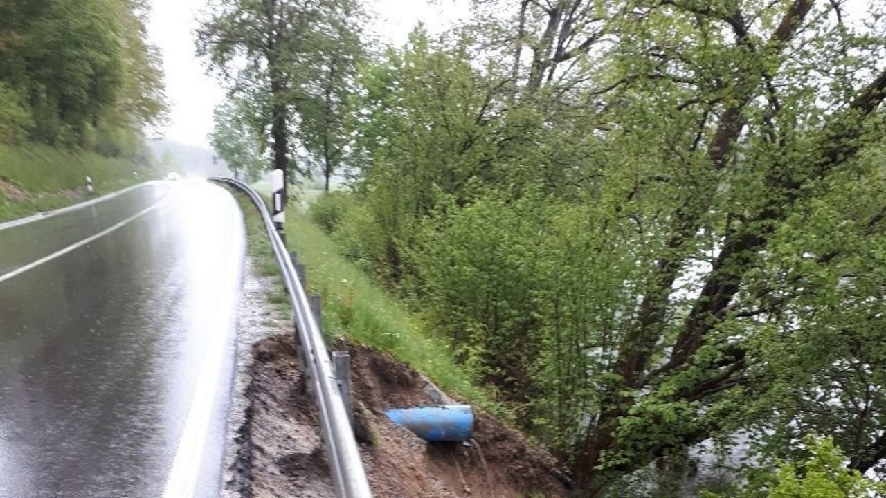 Das Foto zeigt die Böschungsrutschung auf der B 32 zwischen Sigmaringen und Sigmaringendorf