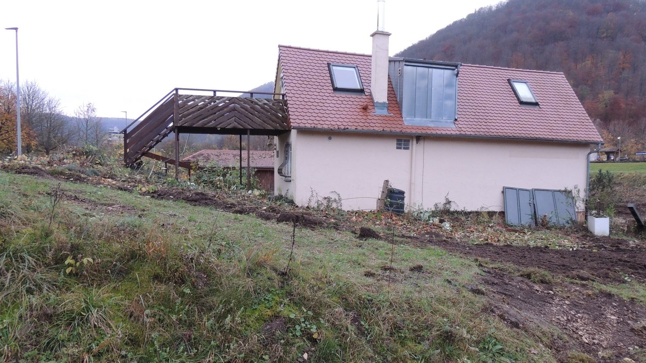 Das Foto zeigt ein Gebäude auf dem Gelände Merzhausen in Bad Urach