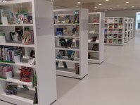 Regale Sachbuchbestand im Erwachsenenbereich der Stadtbibliothek Rottenburg am Neckar