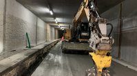 Ein Bagger steht in einem Tunnel.