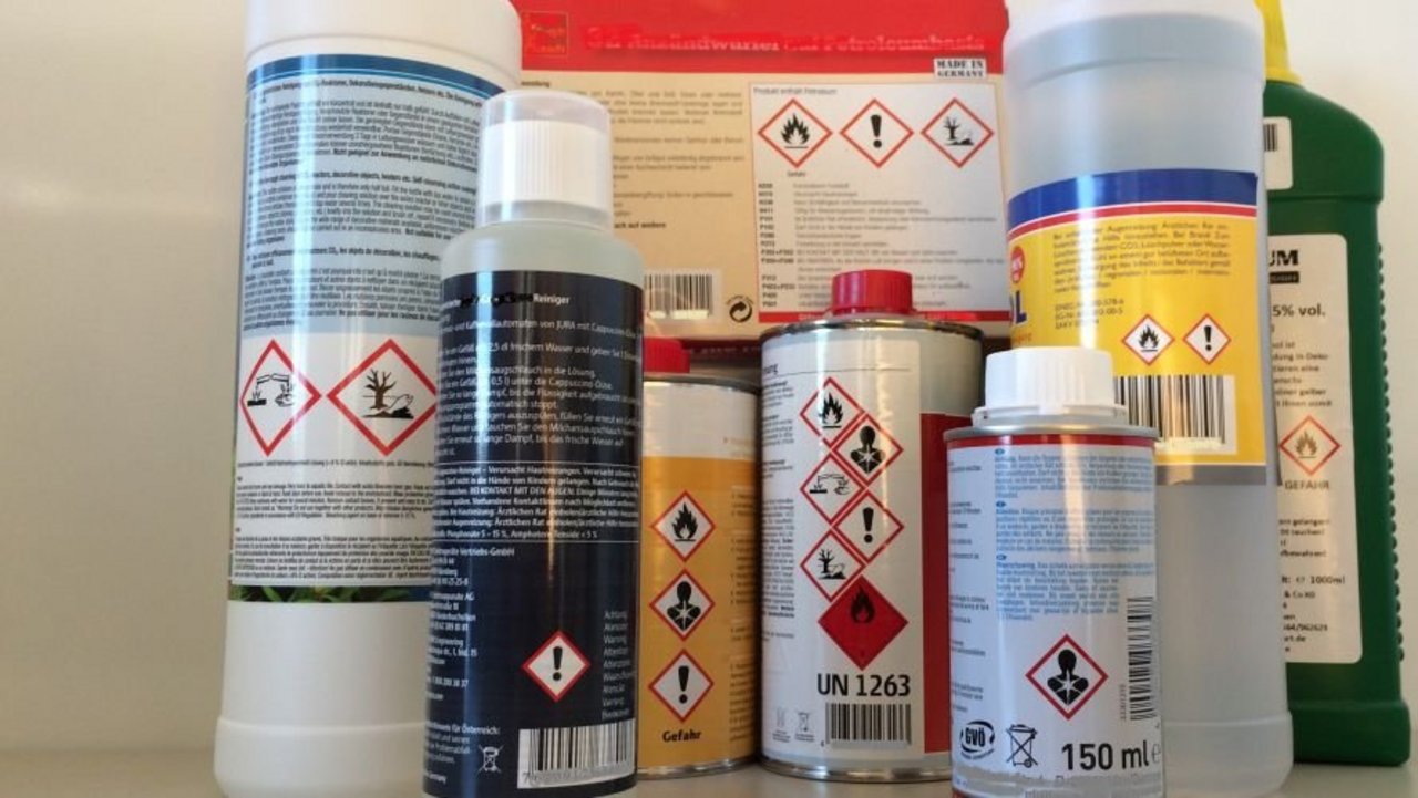 Verschiedene Chemikalien in Dosen und Flaschen