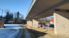 Eine Straßenbrücke von unten im Winter