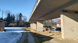 Eine Straßenbrücke von unten im Winter