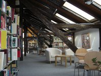 Blick in die Stadtbücherei im Dachgeschoss des Rathauses Haigerloch