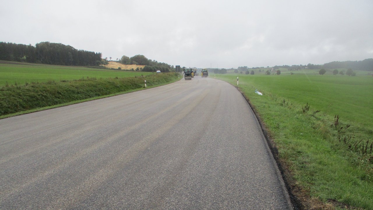 Das Foto zeigt die B 28 mit Blick in Richtung Römerstein-Zainingen mit mehrerern Baustellenfahrzeugen