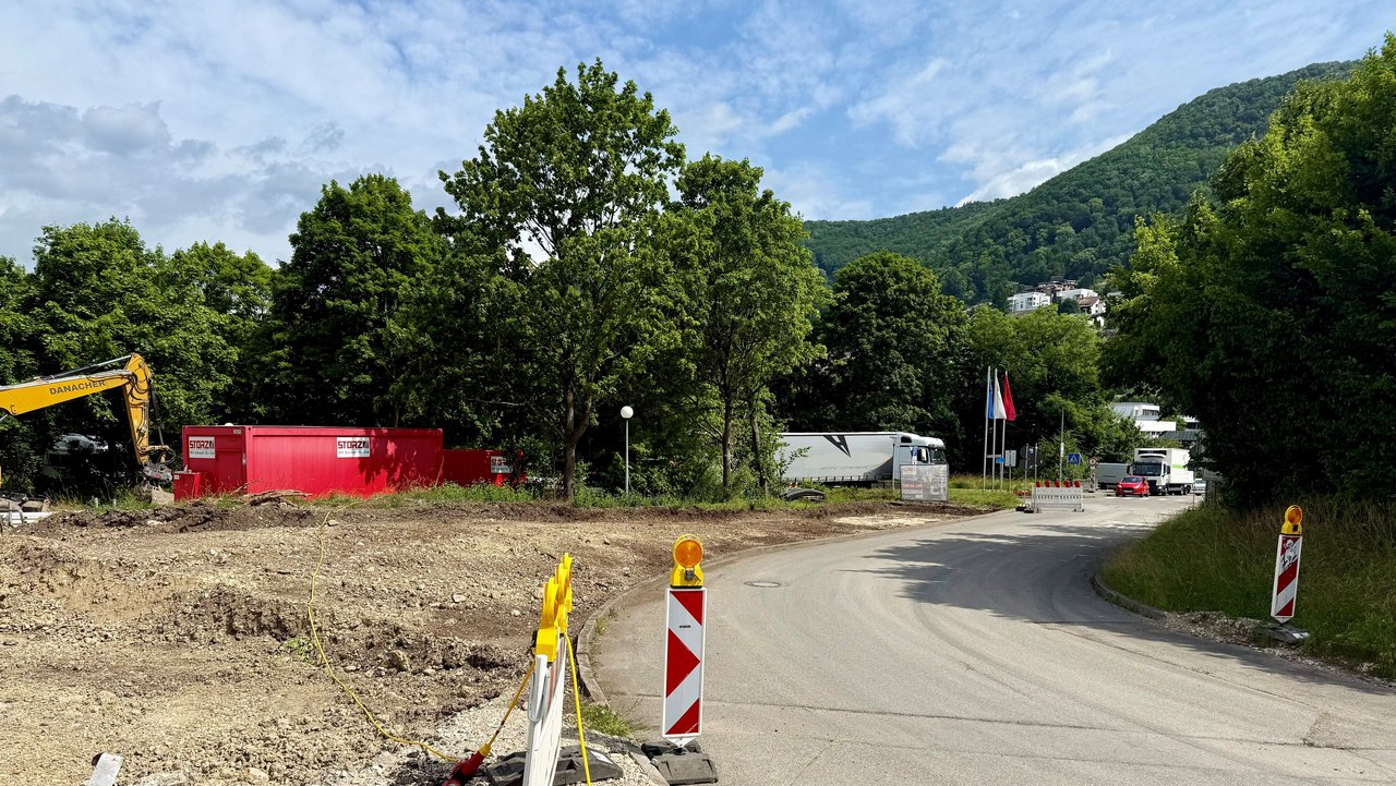 Das Foto zeigt eine Straßenbaustelle mit Baufahrzeugen