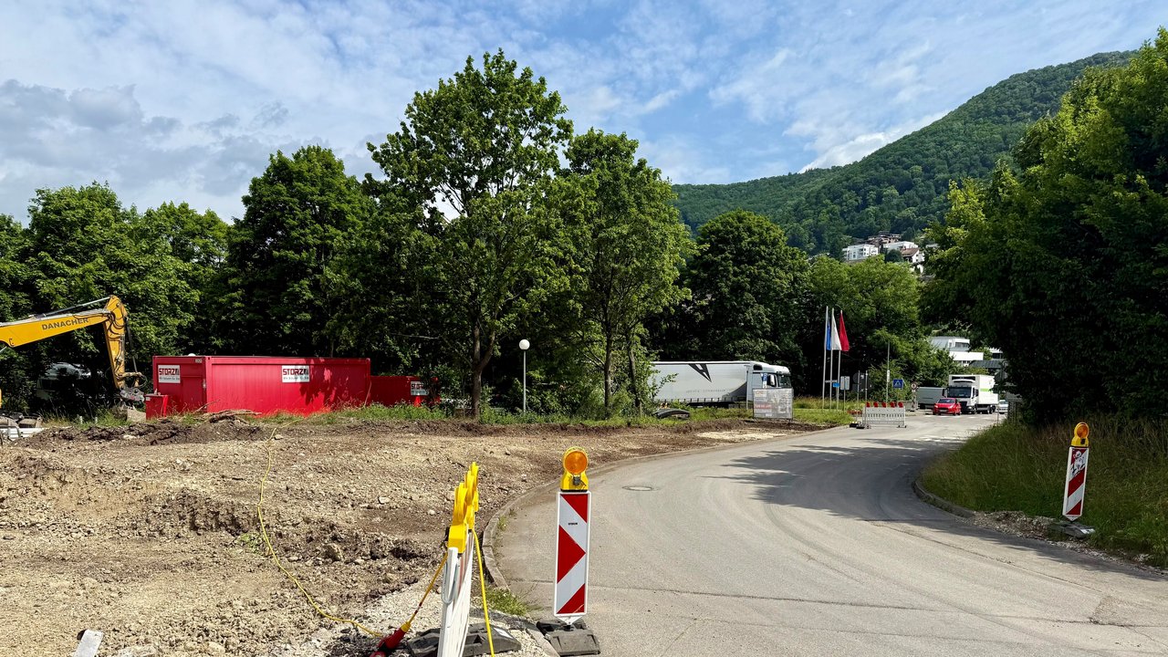 Das Foto zeigt eine Straßenbaustelle mit Baufahrzeugen