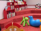 Albstadt-Ebingen: Kinderbücherei Rote Sitzstufenlandschaft mit Bilderbuchtrögen in der Kinderbücherei der Stadtbücherei Albstadt-Ebingen