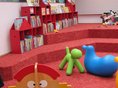 Albstadt-Ebingen: Kinderbücherei Rote Sitzstufenlandschaft mit Bilderbuchtrögen in der Kinderbücherei der Stadtbücherei Albstadt-Ebingen