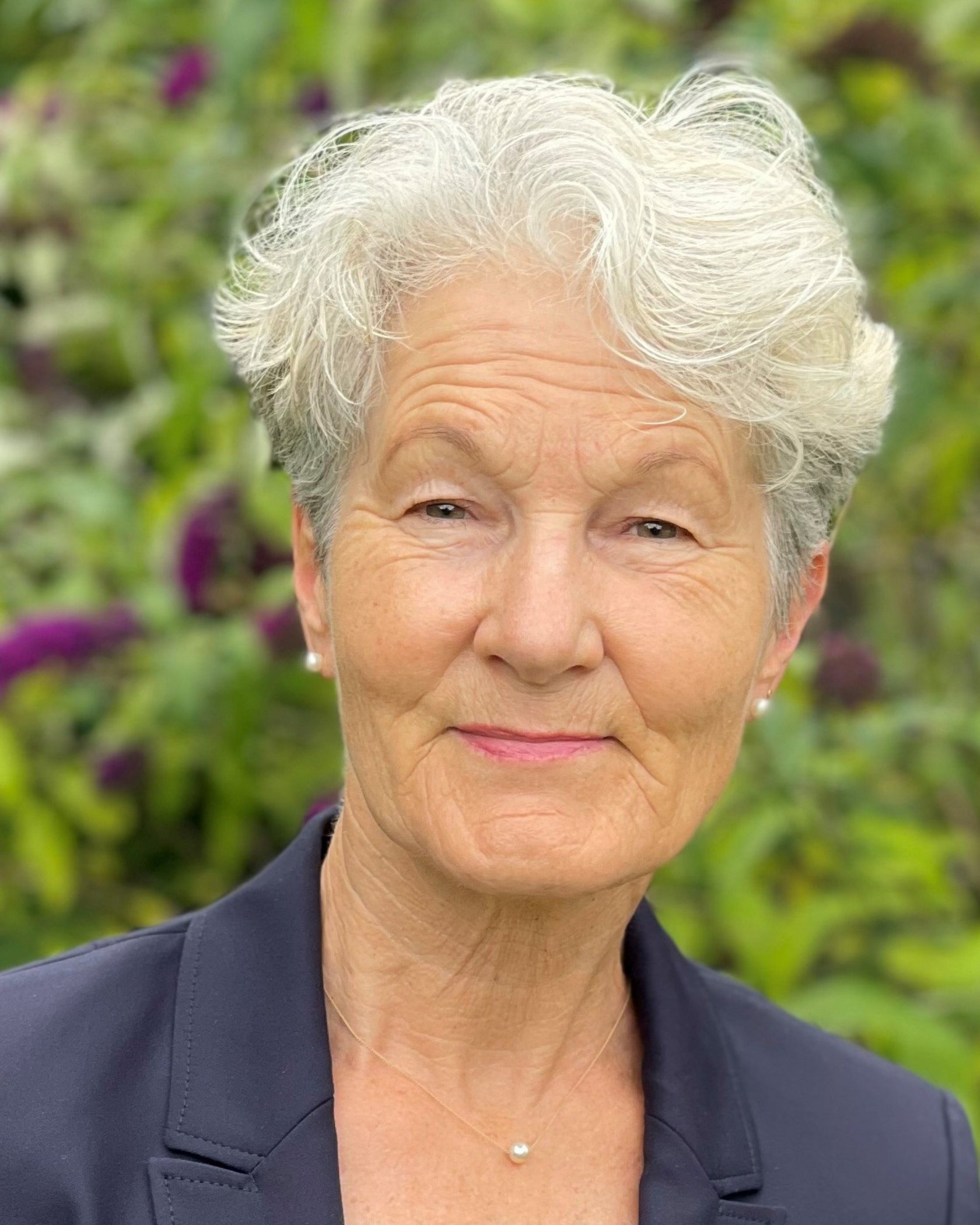 Portrait Andrea Bär vor lila Fliederbaum