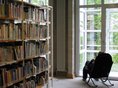 Stadtbibliothek Reutlingen - Leser Leser sitzt in einer ruhigen Zone des Erwachsenenbereichs in der Stadtbibliothek Reutlingen