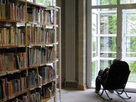 Leser sitzt in einer ruhigen Zone des Erwachsenenbereichs in der Stadtbibliothek Reutlingen