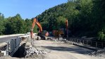 Mai 2025: Abbruch der alten Eyachbrücke Bagger stehen am Rand einer staubbedeckten Brücke, aufgebrochene Betonteile liegen herum