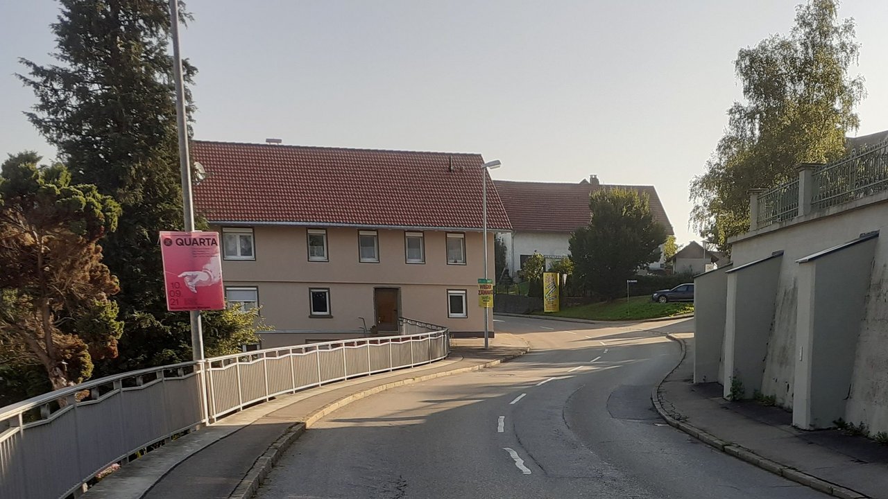 Man sieht die L 333 und mehrere Häuser