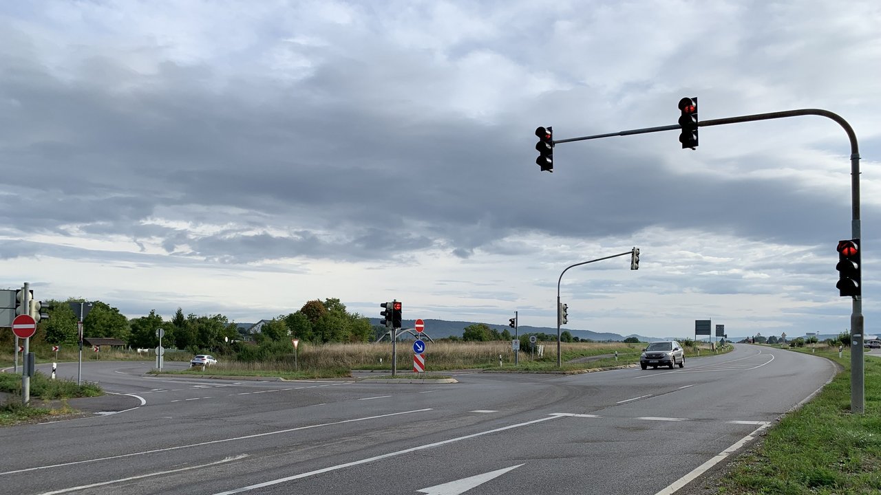 Man blickt auf die L 370 in Fahrtrichtung Rottenburg-Kiebingen, Fahrbahnmarkierungen und eine Ampel