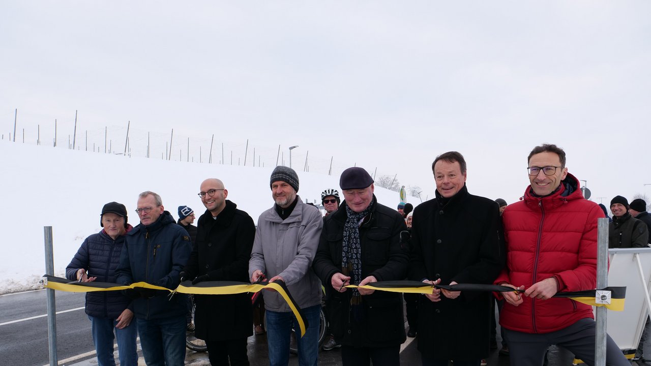Das Foto zeigt sieben Männer beim Banddurchschnitt bei der offiziellen Verkehrsfreigabe des neuen Radwegs entlang der L 335 zwischen Grünkraut und Sigmarshofen