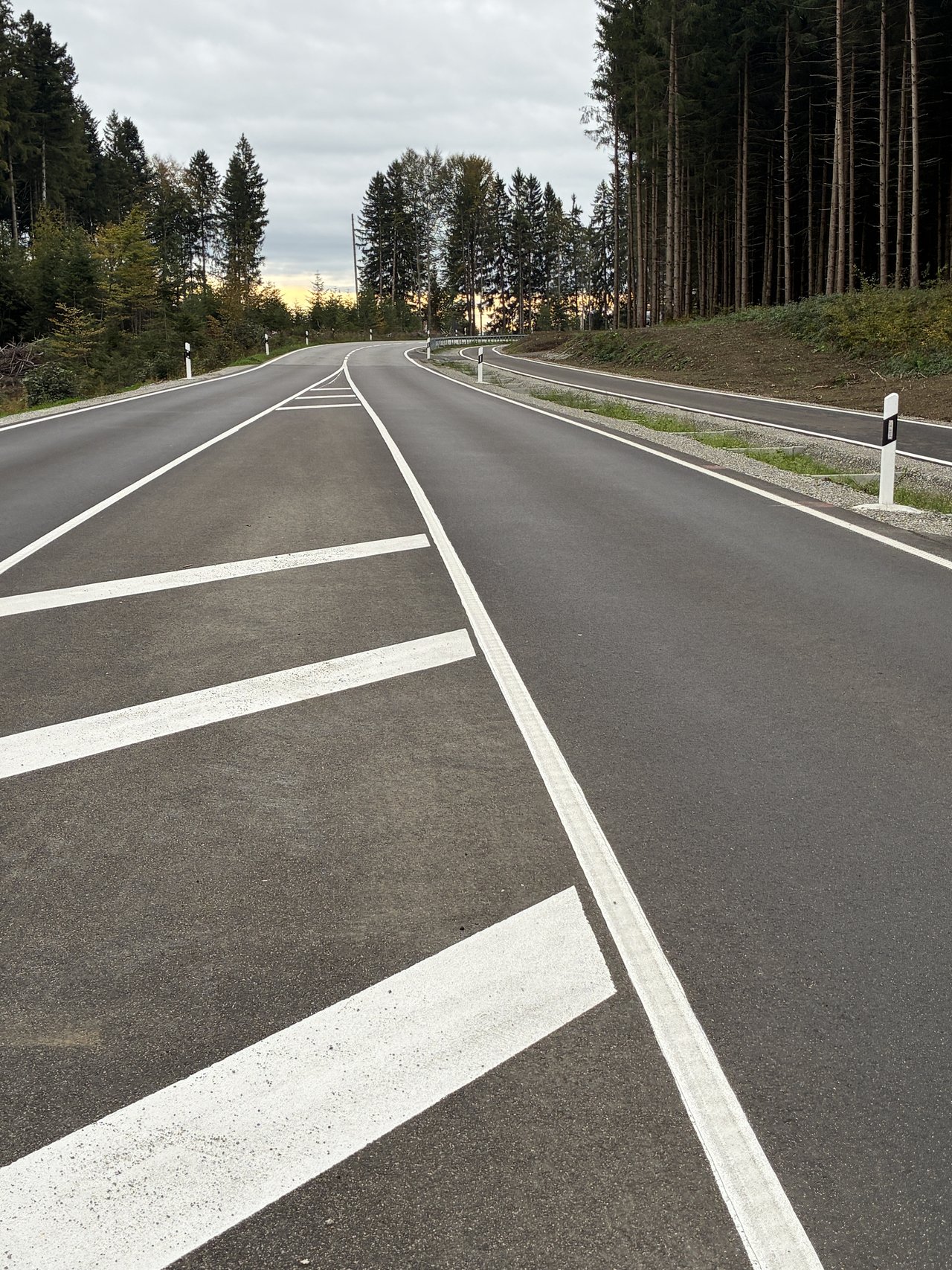 Das Foto zeigt die sanierte Fahrbahn auf der B 32 mit neu hergestelltem Rad- und Gehweg zwischen Eggwald und Rotheidlen