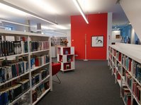 Romanbereich der Stadtbücherei Isny im Allgäu mit Piktogramm von Otl Aicher als Wegweiser