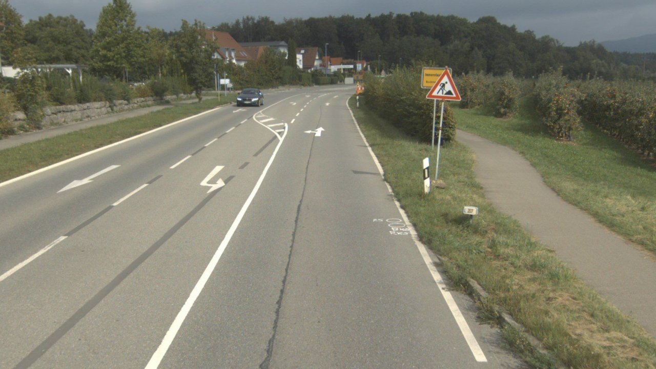 Das Foto zeigt die L 207 in Immenstaad Siedlung. links Wohnhäuser. Rechts das Ortsschild