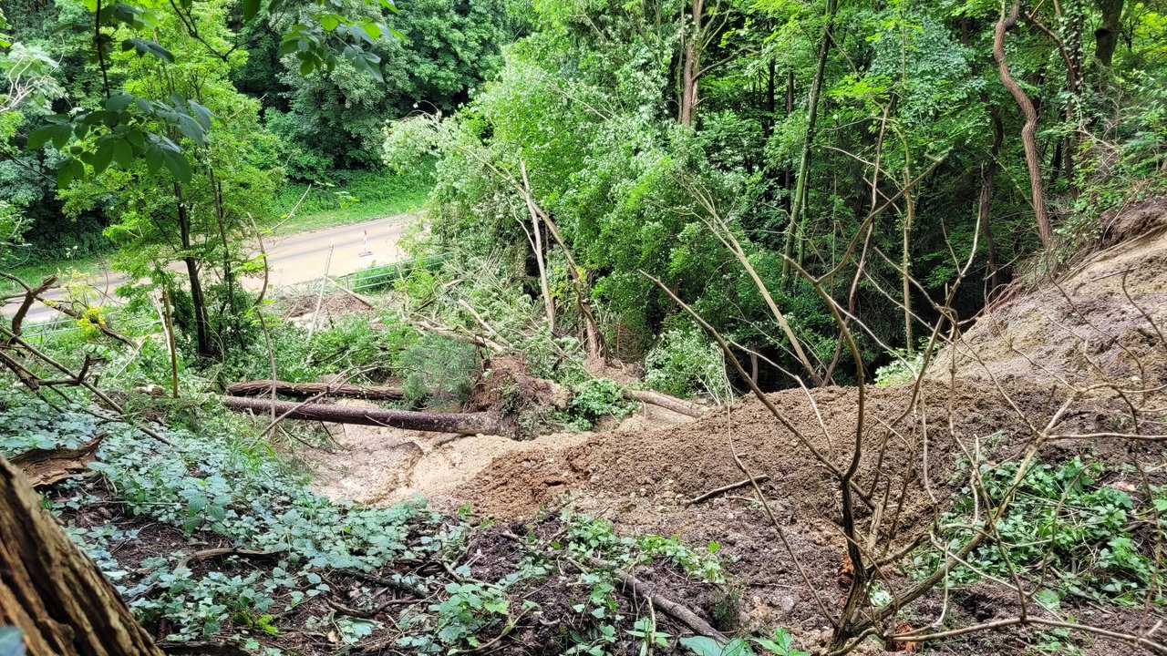 Das Foto zeigt den Hangrutsch im Zuge der L 291 oberhalb der Landesstraße zwischen der B 30 Anschlussstelle Ravensburg-Nord und Berg