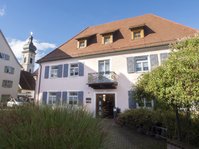 Gebäude der Stadtbücherei Ehingen an der Donau mit Vorgarten