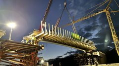 Ein Brückensegment, das per Kran eingehoben wird.