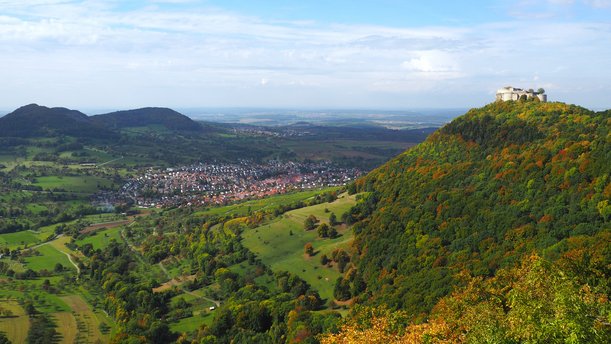 Landschaftsbild mit Burg Hohenneuffen