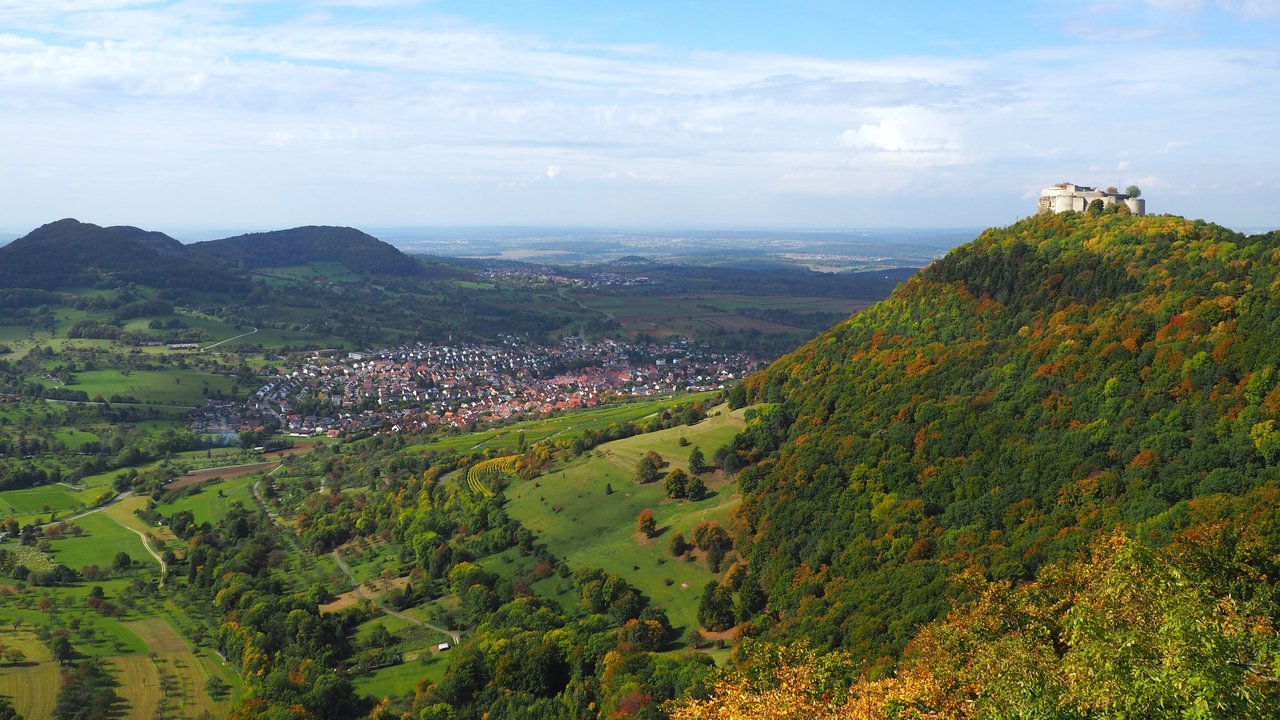 Landschaftsbild mit Burg Hohenneuffen