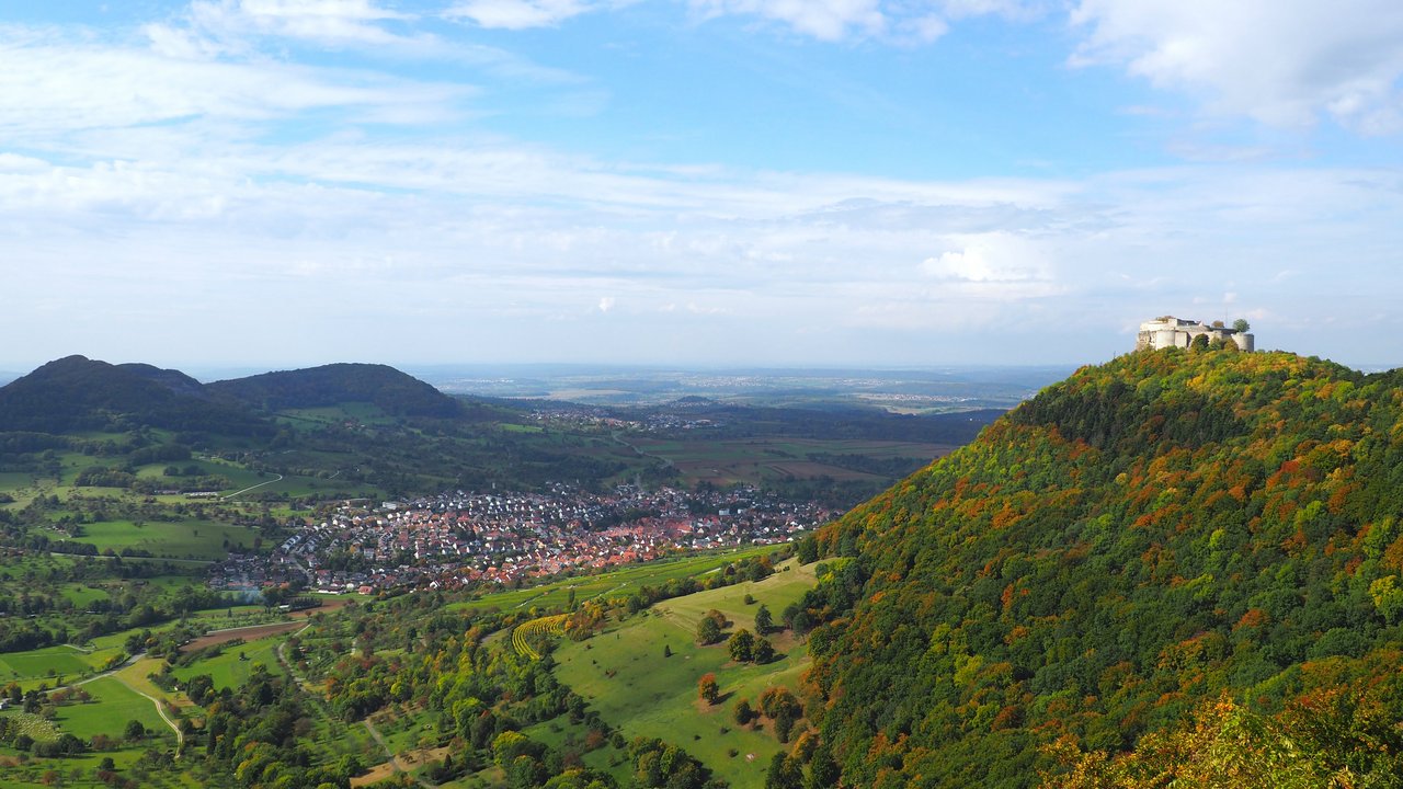Landschaftsbild mit Burg Hohenneuffen