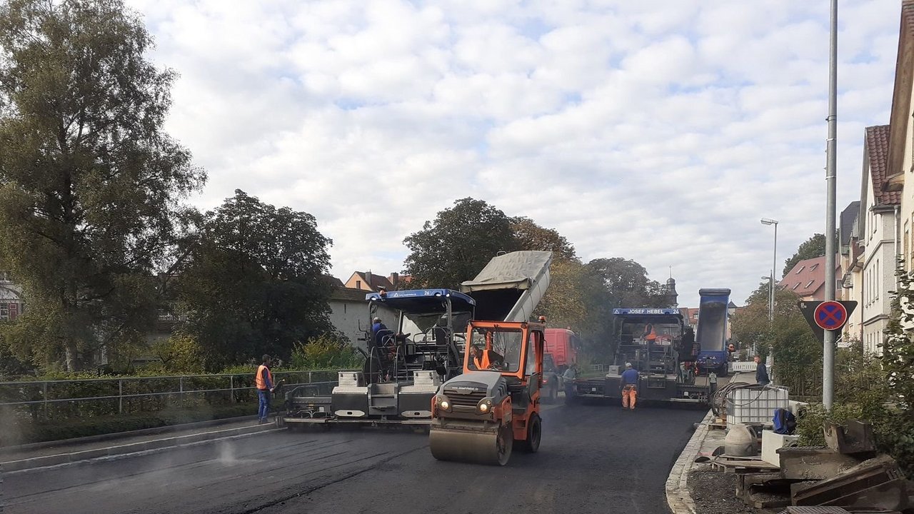 Sanierung der L 320 in der Ortsdurchfahrt von Wangen Sanierung der L 320 in der Ortsdurchfahrt von Wangen; man sieht eine Straßenwalze die über die neu asphaltierte Straße rollt
