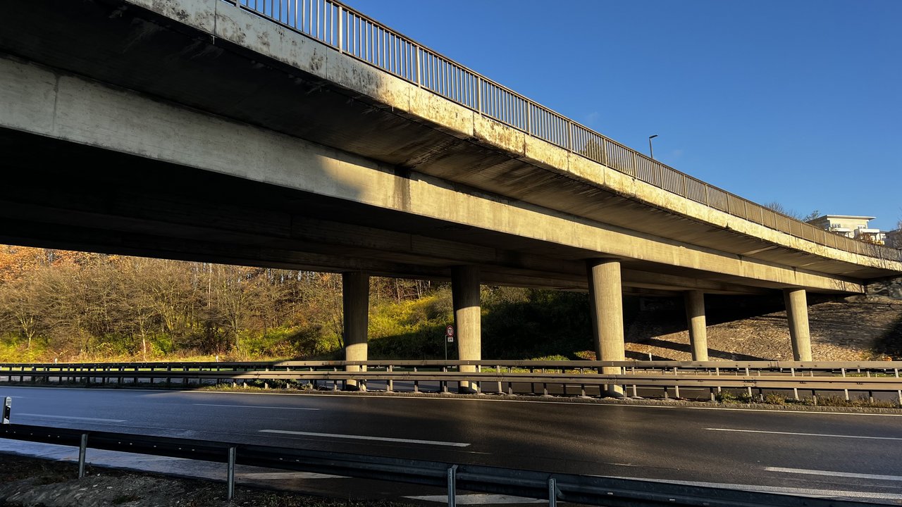 Das Foto zeigt die Überführung L 384 über die B 28