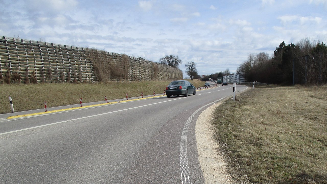 Das Foto zeigt die B 311 dreistreifiger Ausbau und Umbau des Knotenpunktes B 311/L 259 bei Ehingen („Borstkreuzung“)