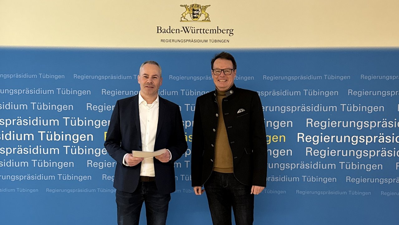 Das Foto zeigt Dr. Markus Breymaier und Regierungspräsident Klaus Tappeser im Foyer des RP Tübingen