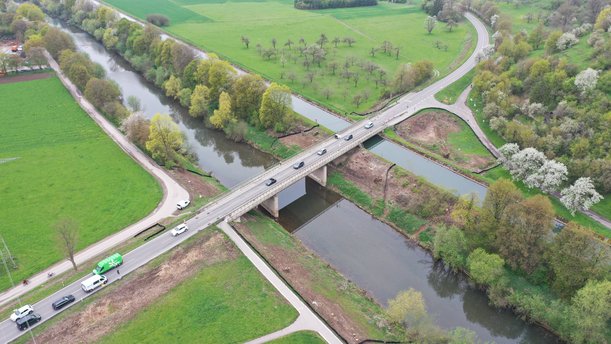 Luftbild einer Brücke. Die Fahrbahn wird durch Absperrungen verengt, so dass der Verkehr nur noch auf einer Spur möglich ist. Auf der Brücke steht ein Blitzer, an beiden Enden stehen Ampeln.