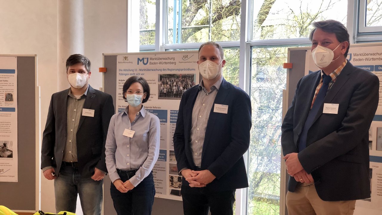 Gruppenbild (V. l. n. r.) Thorsten Haas (Referat Chemikaliensicherheit, 114), Dr. Xenia Große (Referat Produktsicherheit Investitionsgüter, 112), Tilo Herbrechtsmeier (Referat Produktsicherheit Verbraucherprodukte, 113), Abteilungsleiter Stephan Czarnecki