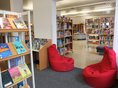 Gemeindebücherei Kirchentellinsfurt Kinderbuchbereich mit roten Sitzsäcken in der Gemeindebücherei Kirchentellinsfurt