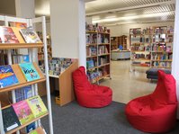 Kinderbuchbereich mit roten Sitzsäcken in der Gemeindebücherei Kirchentellinsfurt