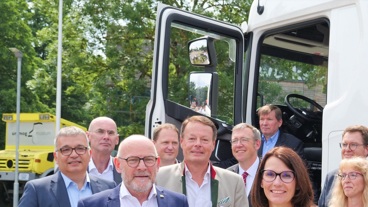Gruppe von TeilnehmerInnen steht vor dem LKW: Die eWayBW Pilotstrecke für Oberleitungs-Lkw im Murgtal wurde für die dreijährige Testphase feierlich im Beisein von Rita Schwarzelühr-Sutter, Parlamentarische Staatssekretärin im Bundesumweltministerium, und dem baden-württembergischen Verkehrsminister Winfried Hermann eröffnet.