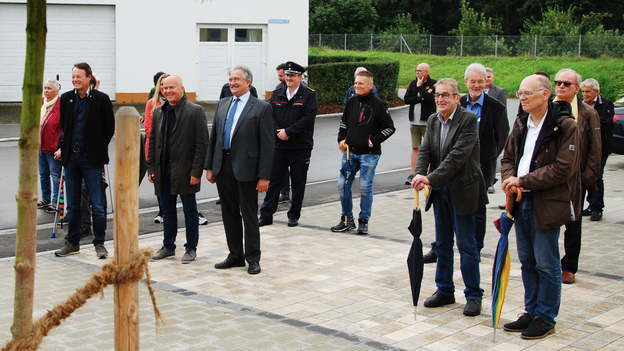 Einweihung der Holzbrücke; Riedlinger Bürgerinnen und Bürger, Vertreter der Stadt Riedlingen und Regierungspräsident Klaus Tappeser, Marcus Schafft(Bürgermeister), Josef Rief (Bundestagsabgeordneter)(v.l.n.r) stehen in einer Gruppe zusammen