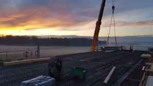 B 311 Querspange Erbach, Einheben der Betonfertigteilträger für den Überbau