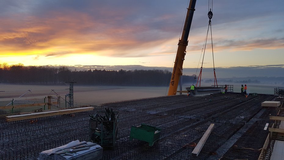 B 311 Querspange Erbach, Einheben der Betonfertigteilträger für den Überbau