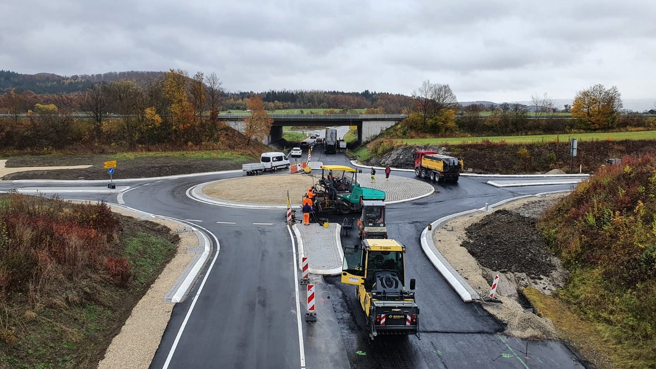 Luftbild aus der Bauzeit vom Kreisverkehr an der B 27, AS Hechingen-Nord