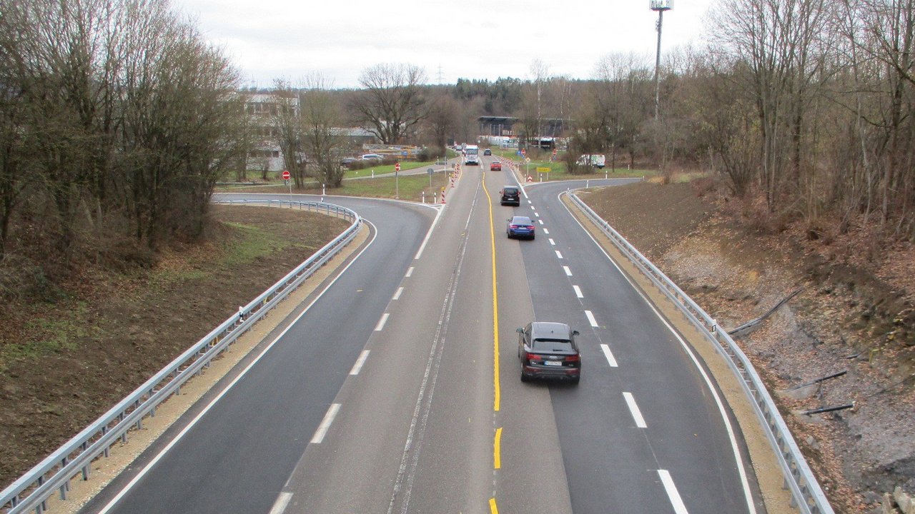 Blick auf die B 312 mit Einfädelungsstreifen. Mehrere Autos. Auf beiden Seiten Wald