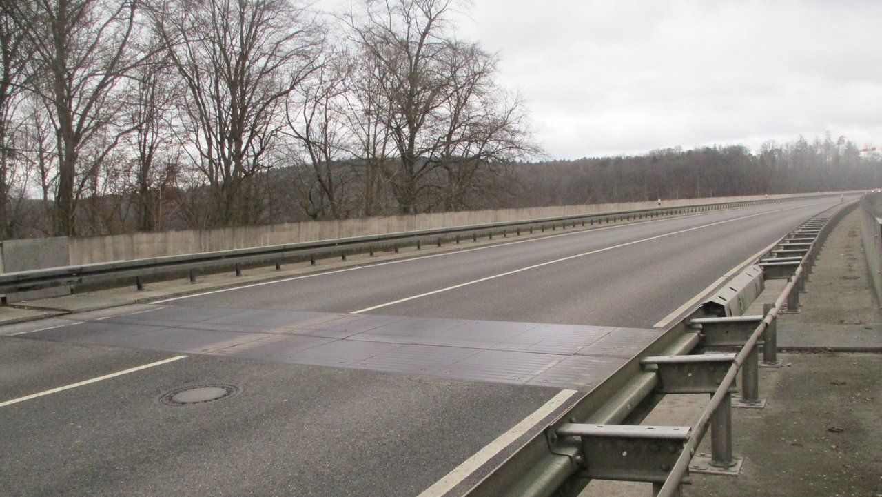 Das Foto zeigt die Fahrbahnübergangskonstruktion Neckartalviadukt auf der B 464