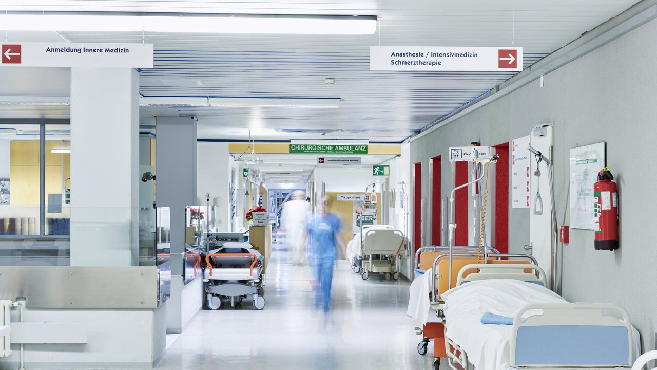 Blick in den Flur eines Krankenhauses