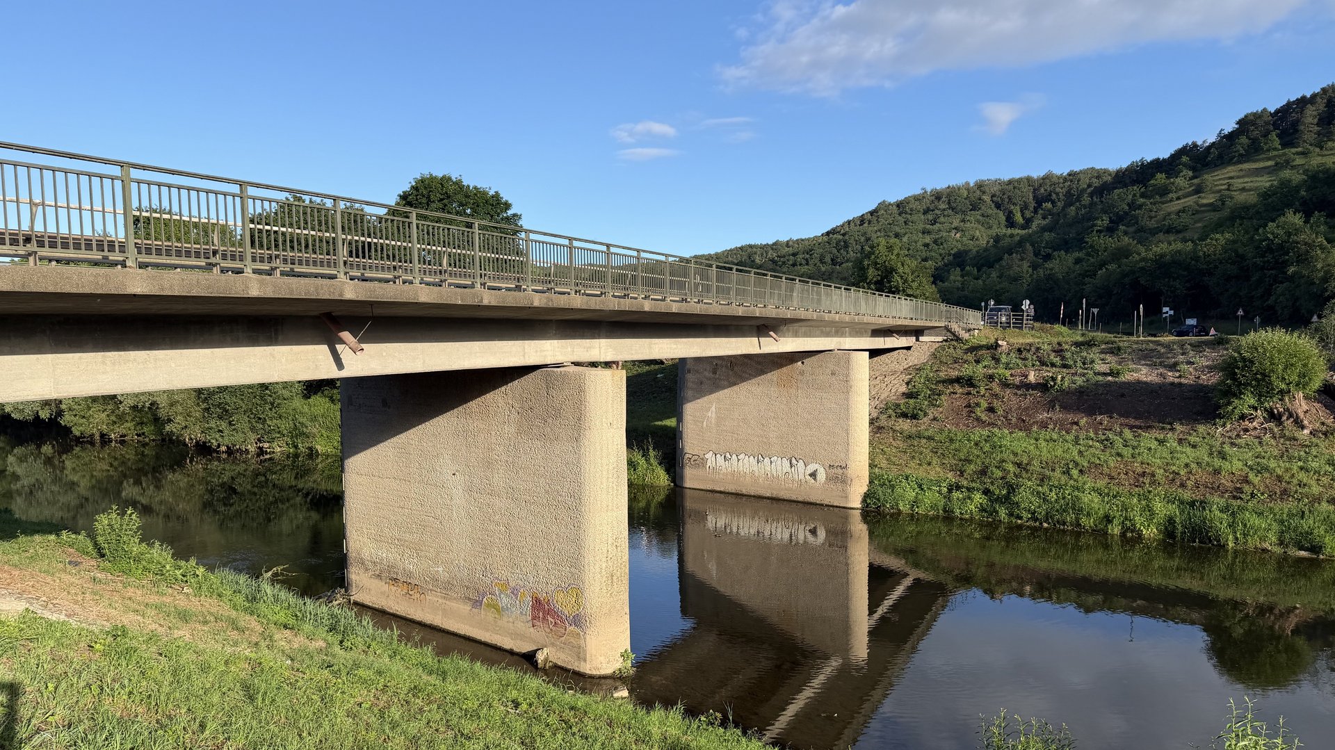 Das Foto zeigt die Brücke über den Neckar bei Hirschau