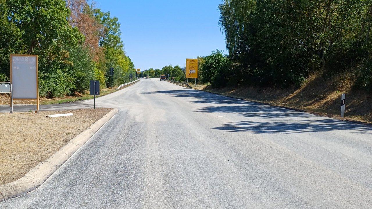 Das Bild zeigt die Fahrbahndecke bei Balingen-Endingen.
