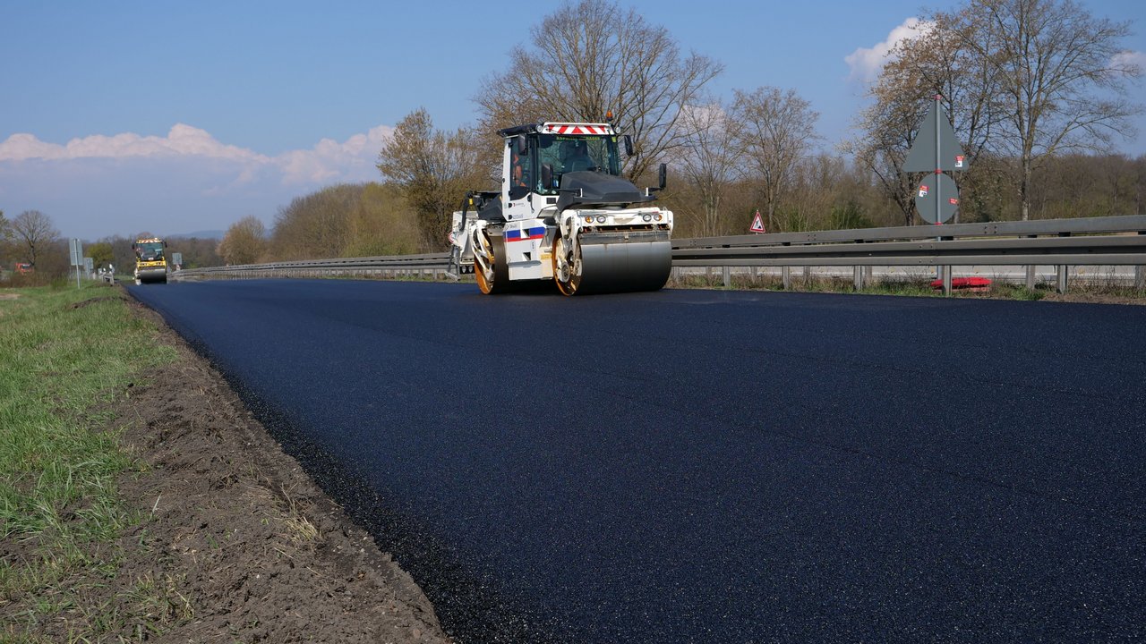 Walze auf einer frisch asphaltierten Straße